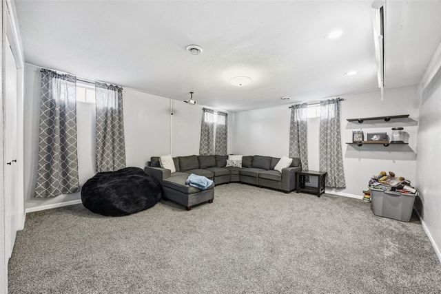 332 Bezdek Drive, Cedar Rapids, IA 52405