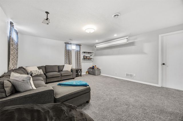 332 Bezdek Drive, Cedar Rapids, IA 52405