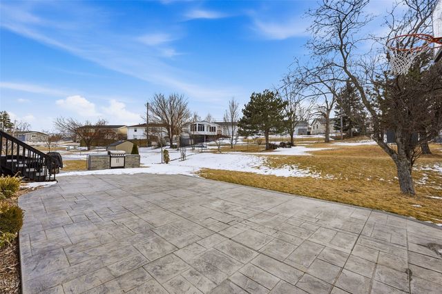 332 Bezdek Drive, Cedar Rapids, IA 52405