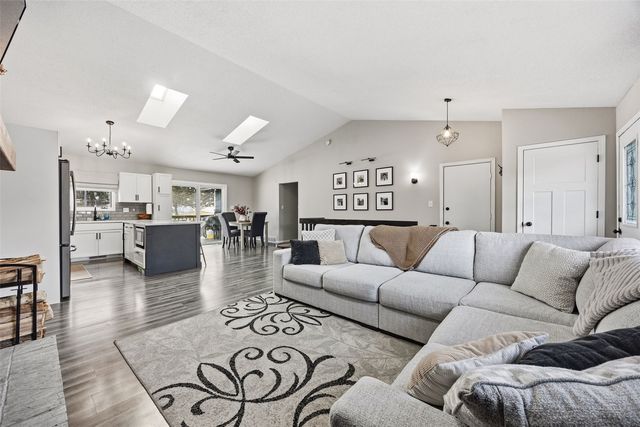 332 Bezdek Drive, Cedar Rapids, IA 52405