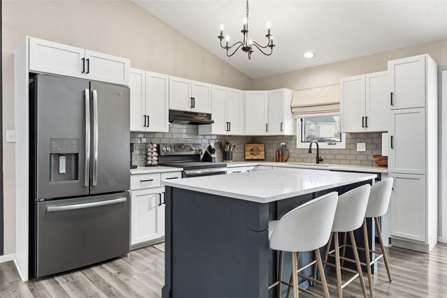 332 Bezdek Drive, Cedar Rapids, IA 52405