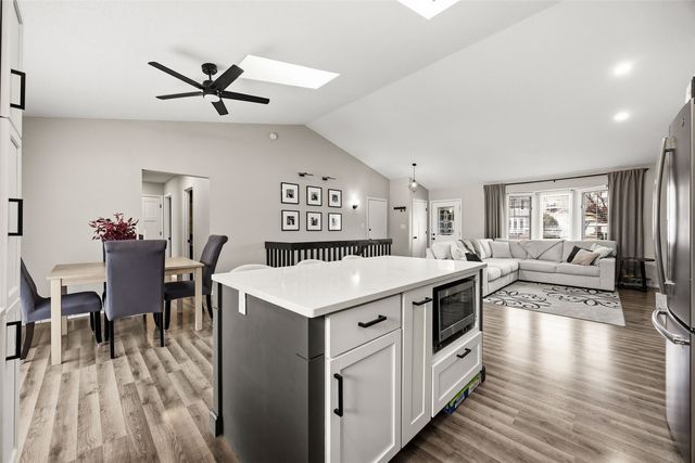 332 Bezdek Drive, Cedar Rapids, IA 52405