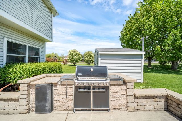 5 Deeke Court, Roselle, IL 60172