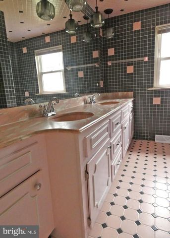 30 E MILL ST, Pedricktown, NJ 08067