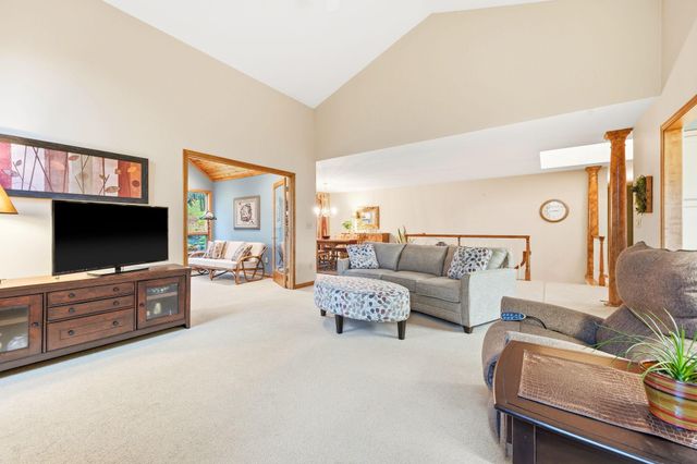 1360 Parkview Drive, Chaska, MN 55318