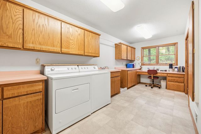1360 Parkview Drive, Chaska, MN 55318