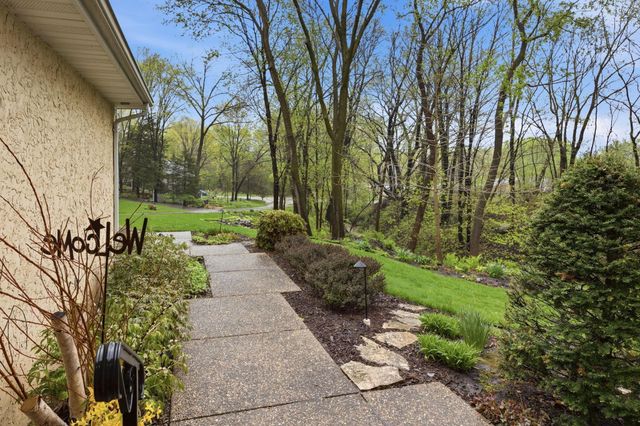 1360 Parkview Drive, Chaska, MN 55318