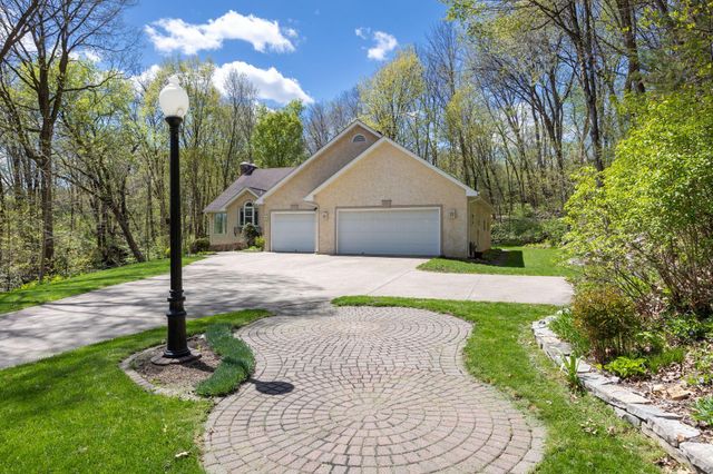 1360 Parkview Drive, Chaska, MN 55318