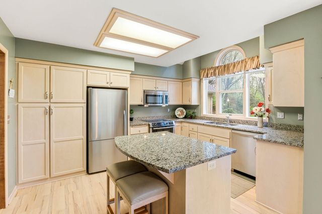 1360 Parkview Drive, Chaska, MN 55318