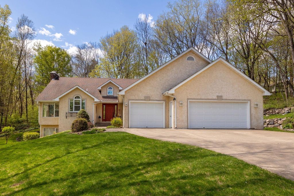 1360 Parkview Drive, Chaska, MN 55318