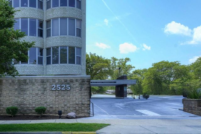 2525 S Shore DRIVE #22B, Milwaukee, WI 53207