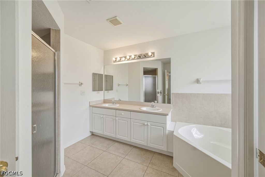 Image 13 of property listing at 2022 SW 15th AVE, Cape Coral, FL 33991