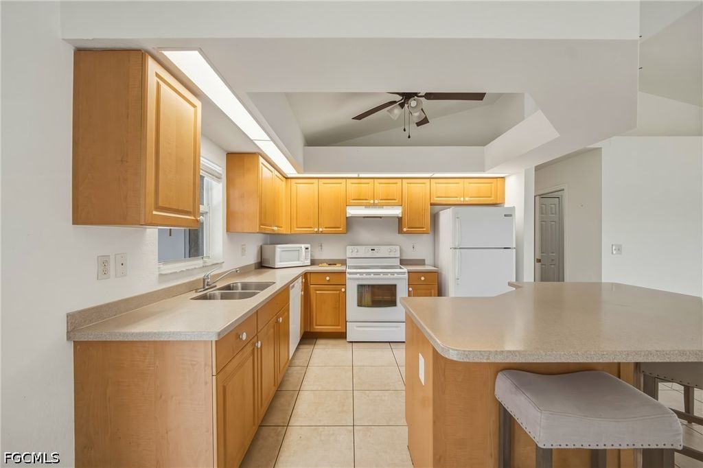 Image 7 of property listing at 2022 SW 15th AVE, Cape Coral, FL 33991