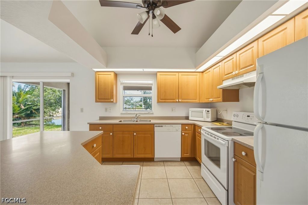 Image 8 of property listing at 2022 SW 15th AVE, Cape Coral, FL 33991