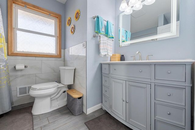 2213 Parkfield DRIVE, West Bend, WI 53090