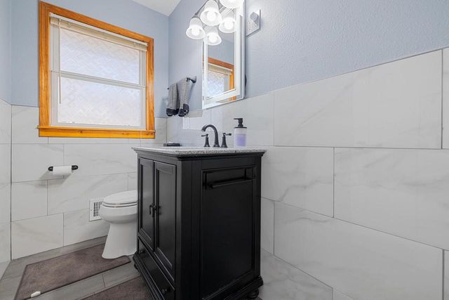 2213 Parkfield DRIVE, West Bend, WI 53090