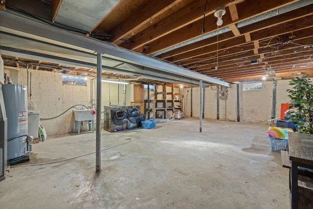 2213 Parkfield DRIVE, West Bend, WI 53090