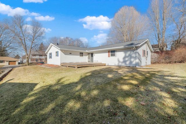 2213 Parkfield DRIVE, West Bend, WI 53090