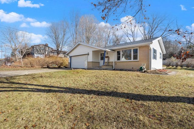 2213 Parkfield DRIVE, West Bend, WI 53090