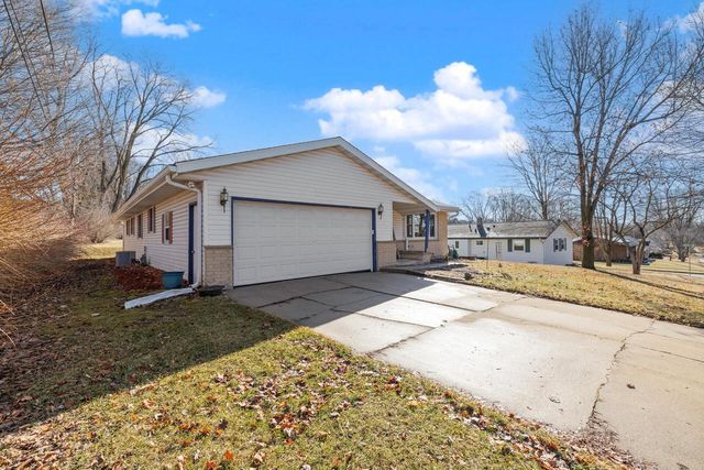 2213 Parkfield DRIVE, West Bend, WI 53090