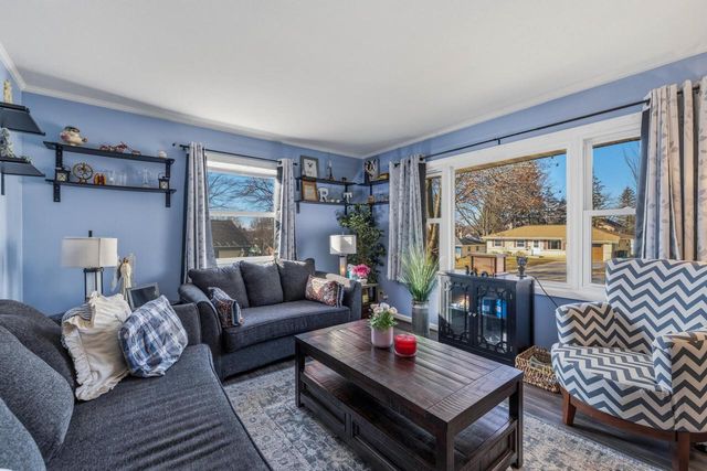 2213 Parkfield DRIVE, West Bend, WI 53090