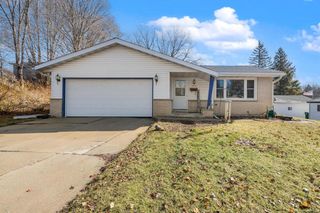 2213 Parkfield DRIVE, West Bend, WI 53090