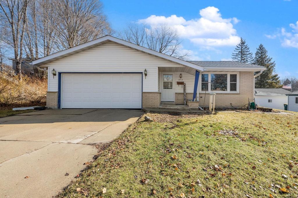 2213 Parkfield DRIVE, West Bend, WI 53090