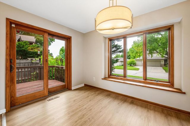 460 Oakhill Road, Chaska, MN 55318