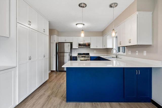 460 Oakhill Road, Chaska, MN 55318