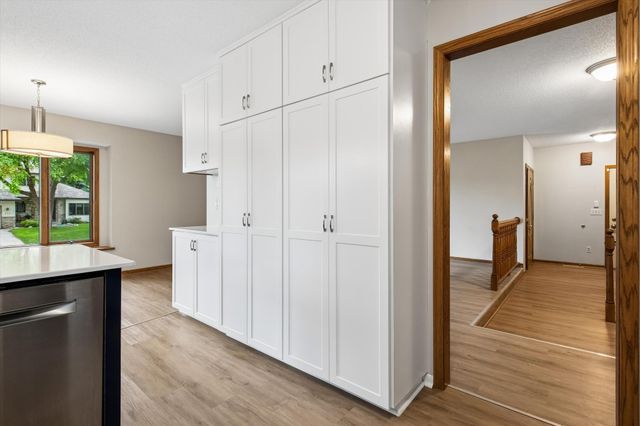 460 Oakhill Road, Chaska, MN 55318