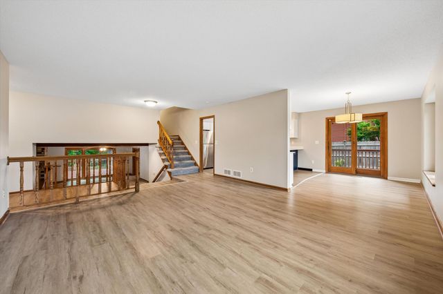 460 Oakhill Road, Chaska, MN 55318