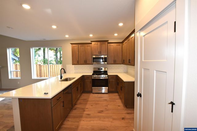 871 Oakleaf Wy, Silverton, OR 97381