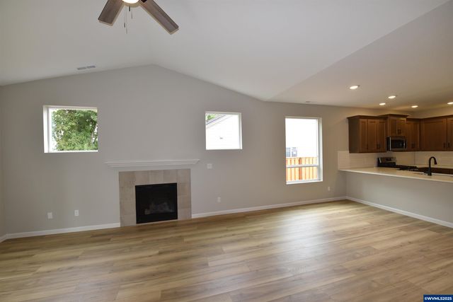 871 Oakleaf Wy, Silverton, OR 97381