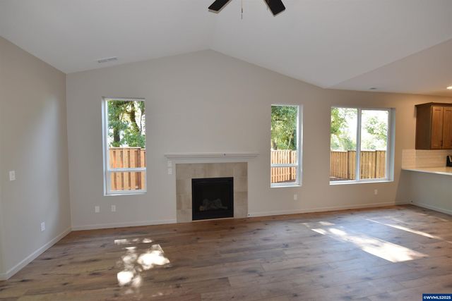 871 Oakleaf Wy, Silverton, OR 97381