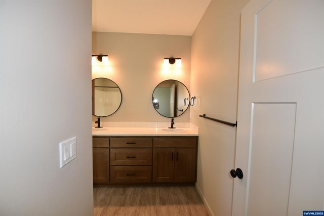 871 Oakleaf Wy, Silverton, OR 97381