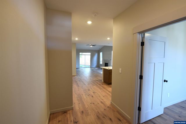 871 Oakleaf Wy, Silverton, OR 97381