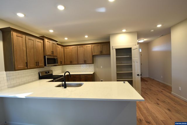 871 Oakleaf Wy, Silverton, OR 97381