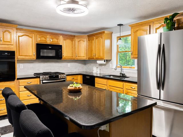25 Peaslee Court, Hampstead, NH 03038