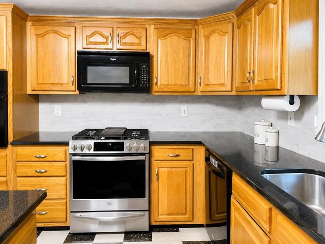 25 Peaslee Court, Hampstead, NH 03038