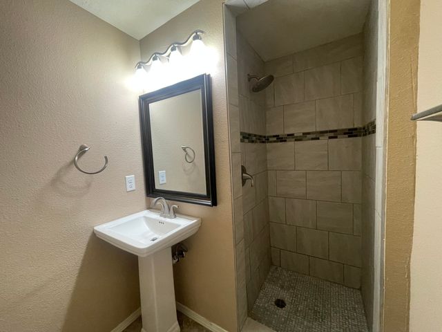 1825 Pitt Street NE, Albuquerque, NM 87112