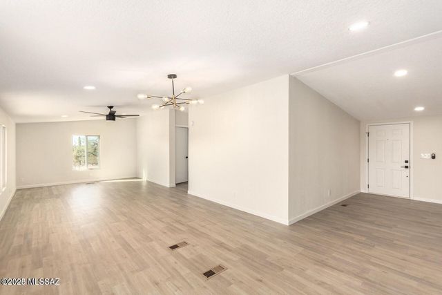 2125 S Calle Pomo, Tucson, AZ 85735