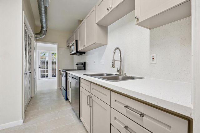 2100 Tanglewilde Street 195, Houston, TX 77063