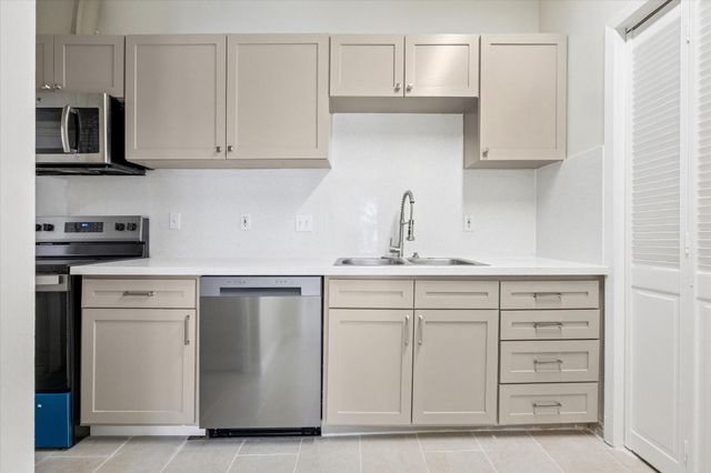 2100 Tanglewilde Street 195, Houston, TX 77063