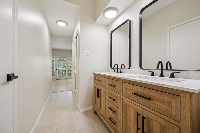 2100 Tanglewilde Street 195, Houston, TX 77063