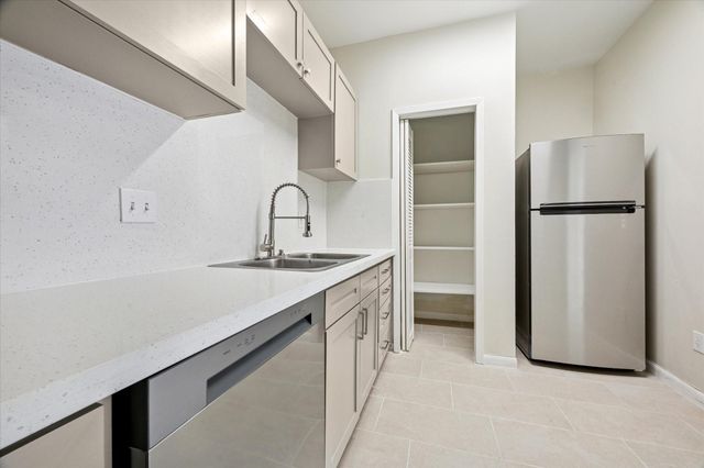 2100 Tanglewilde Street 195, Houston, TX 77063