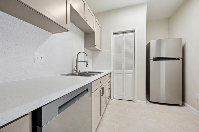 2100 Tanglewilde Street 195, Houston, TX 77063