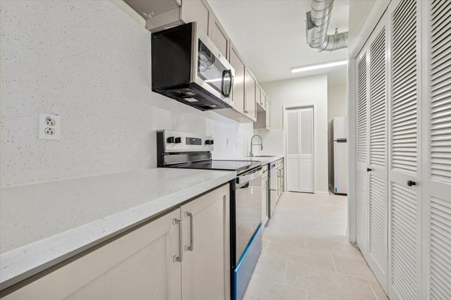 2100 Tanglewilde Street 195, Houston, TX 77063