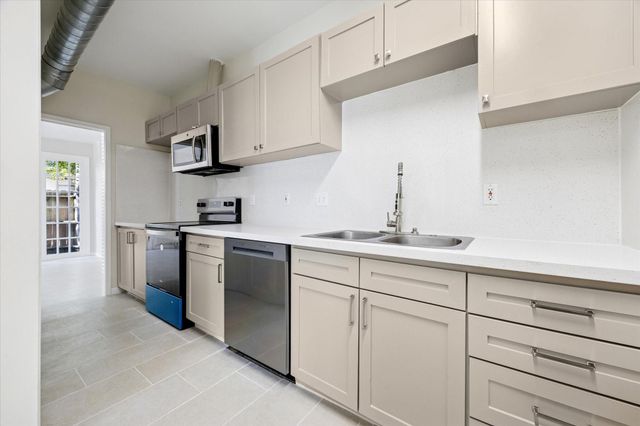 2100 Tanglewilde Street 195, Houston, TX 77063