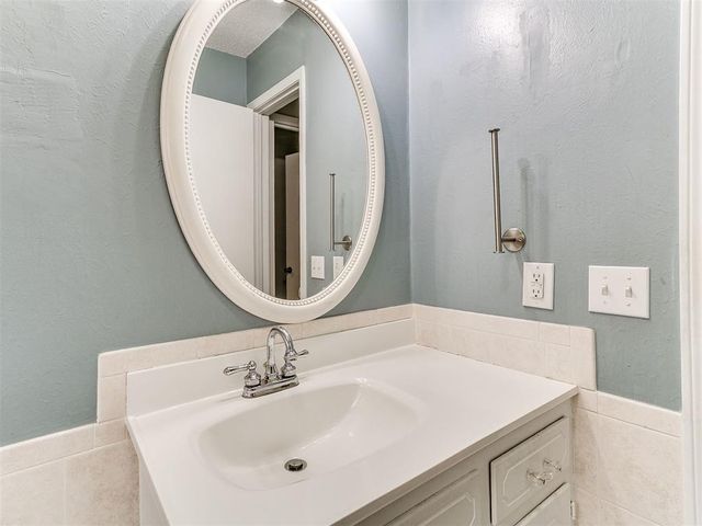 210 E Cherry Avenue, Yukon, OK 73099