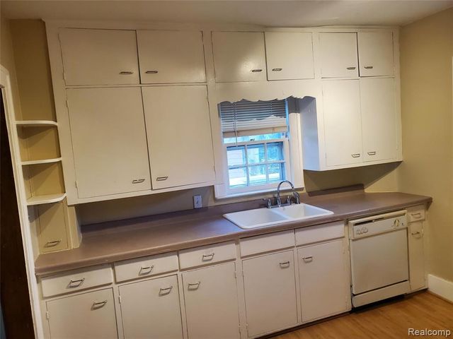 358 W Iroquois Road, Pontiac, MI 48341